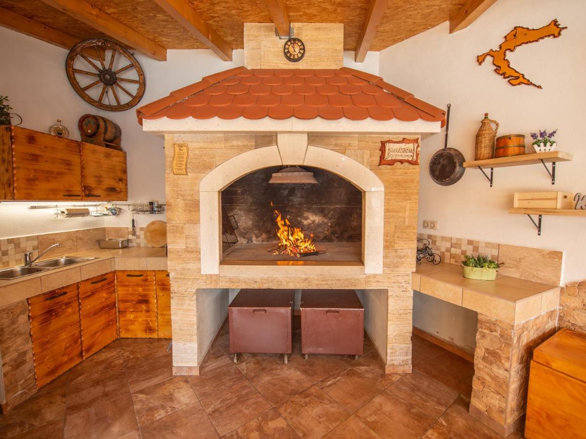Holiday Home Near Trogir Kaštel Štafilić Exteriör bild